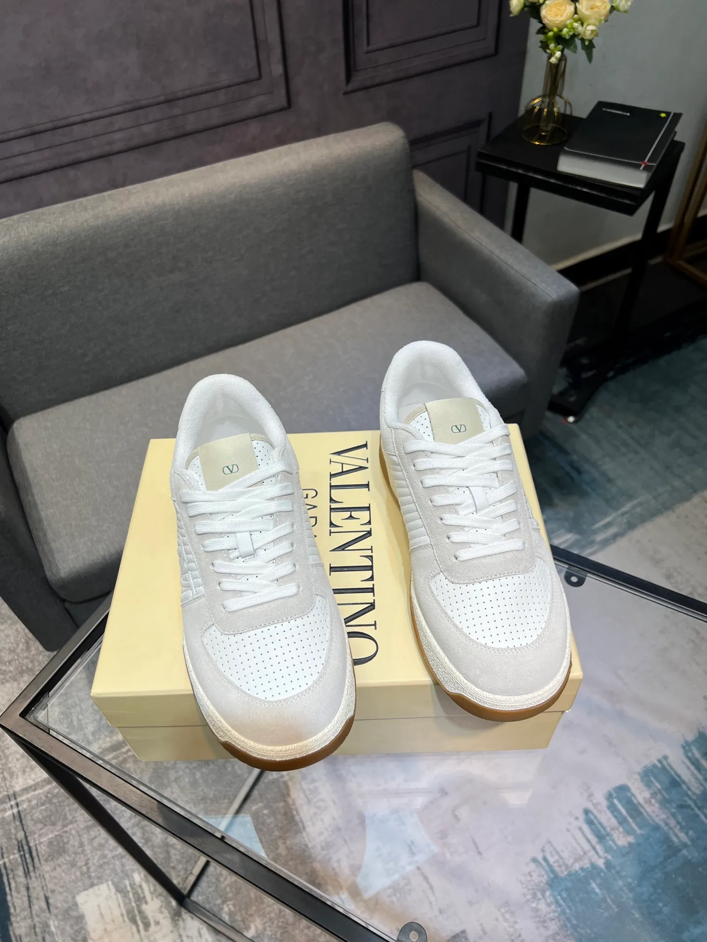 Men's shoes 💰720 VALENTINO Valentino 2025 popular casual sports shoes! 👍Fabric: Original custom punched + full-grain cowhide 👍Feet: cowhide + V-mark special injection insole (original 1:1) 👍Outsole: TPR+raw rubber combination wear-resistant outsole 👍Packaging: original beige full set of noble counter packaging 👍Code number: women's 35-41, men's 38-45 women's 40.41 men's 45.46 customized